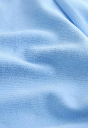Himmelblaues Baumwollgewebe mit glatter Textur, das dezente Wellen und ein feines geripptes Oberflächenmuster aufweist.