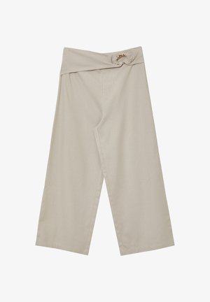Pantaloni con gamba ampia beige con dettaglio del cinturino annodato e una texture liscia. Presentano tasche laterali e una silhouette rilassata.