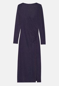Abito viola a maniche lunghe con un tessuto strutturato e luccicante. Presenta un dettaglio drappeggiato sul lato e una fessura discreta all'orlo.