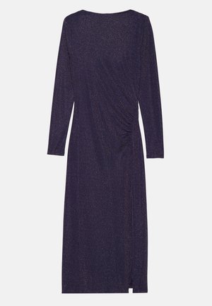 Vestido púrpura de manga larga con una tela texturizada y brillante. Presenta un detalle fruncido en el costado y una abertura discreta en el dobladillo.