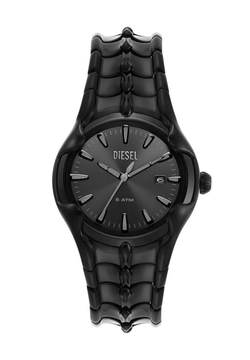 Montre en plastique noir avec un bracelet texturé, un cadran rond et un fond gris. Comprend des index heures en argent et une fenêtre de date à la position 3 heures.