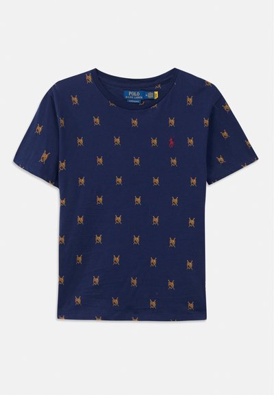 Jūrinės spalvos medvilninis marškinėliai su viso paviršiaus auksinių logotipų raštu. Klassikinis apvalus kaklas ir trumpi rankovės. Minkšta tekstūra.