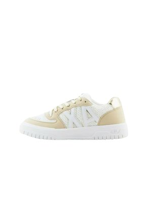 Sneaker bianche e beige con tessuto a rete, dettagli in pelle, logo "XA" ben visibile, punta tonda e suola in gomma testurizzata.
