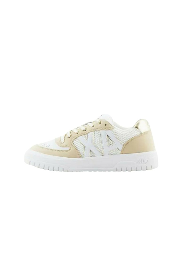 Sneaker bianche e beige con tessuto a rete, dettagli in pelle, logo "XA" ben visibile, punta tonda e suola in gomma testurizzata.