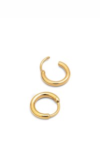 Goldene Creolen mit einer glatten, polierten Oberfläche. Sie haben ein gewölbtes Design und einen offenen Verschluss, der eine schlanke, minimalistische Ästhetik zur Schau stellt.
