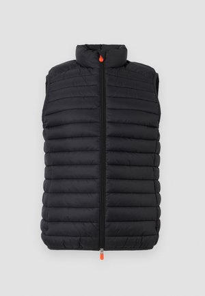 Zwarte gewatteerde vest met een hoge kraag, voorritssluiting en ritssluitingzak; heeft een oranje ritstrekker en een gequilt textuur.