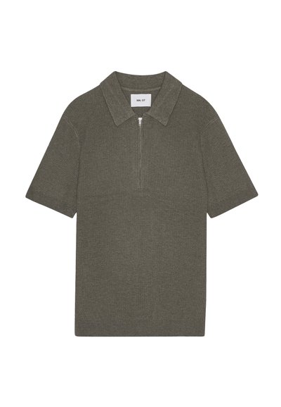 Oliwkowa koszulka polo z krótkim rękawem o prążkowanej strukturze, z zamkami na szyi oraz usztywnionym kołnierzykiem. Prosty i funkcjonalny design.