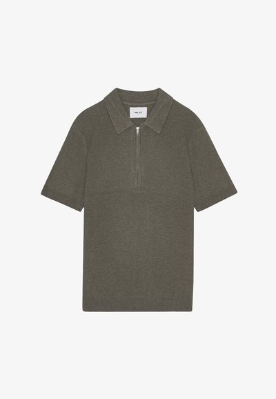 Oliwkowa koszulka polo z krótkim rękawem o prążkowanej strukturze, z zamkami na szyi oraz usztywnionym kołnierzykiem. Prosty i funkcjonalny design.