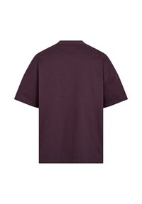 Kortærmet, løstsiddende t-shirt i dyb lilla bomuld. Enkel design med rund hals og ingen synlige detaljer eller mønstre.