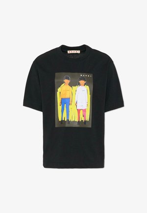 Zwart T-shirt met korte mouwen met afbeelding van twee gezichtsloze kinderen, een in geel shirt en blauwe broek, de ander in een witte jurk en roze maillot, met het label Marni.