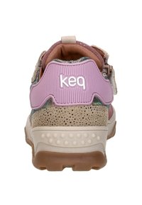 Achteraanzicht van een sneaker met een roze rubberen accent met het "keq" logo, beige gestructureerd materiaal en een lichtbruine zool met stipdetail.