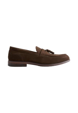 Mocassins à pampilles en daim marron pour homme avec petit talon empilé et détails cousus sur fond blanc.