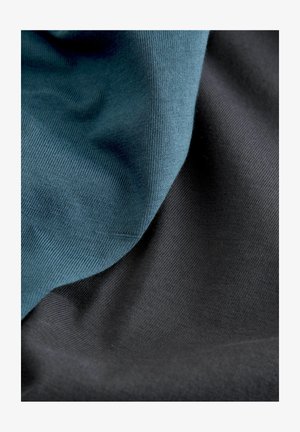 To lag af stof, den ene mørk sort og den anden dæmpet teal. Begge har en glat, let struktureret overflade, hvilket skaber en blød fald.