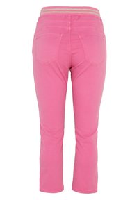 Růžové denimové capri kalhoty s vypasovaným pasem, které mají dvě zadní kapsy a prošití. Pas zahrnuje dekorační pruh.