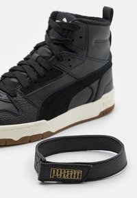 Czarne wysokie trampki z teksturowaną skórzaną cholewką, z białą gumową podeszwą i czarnym paskiem z złotym logo "PUMA".