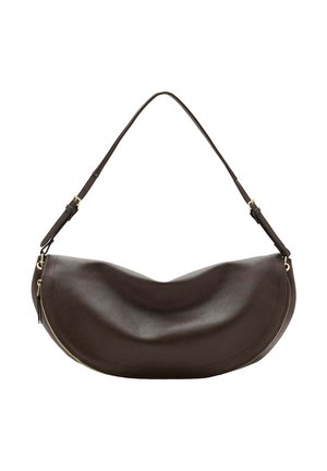 Bolso de hombro de cuero marrón oscuro con forma curva, correa ajustable y cremallera dorada a lo largo del borde inferior.