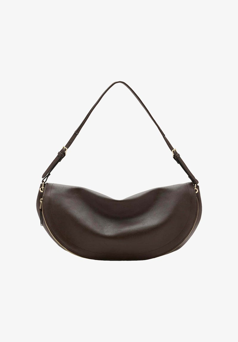 Sac à bandoulière en cuir marron foncé avec une forme courbée, une sangle réglable et une fermeture éclair dorée le long du bord inférieur.