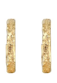 Orecchini a cerchio in oro con una superficie testurizzata e irregolare, caratterizzati da un design voluminoso e una finitura lucida, che ne esalta l'aspetto tridimensionale.