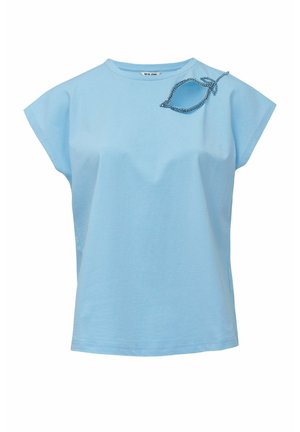 Camiseta de algodón de color azul claro con mangas cortas, que presenta un diseño decorativo de hojas con cuentas azules en el hombro izquierdo. Ajuste simple y relajado.