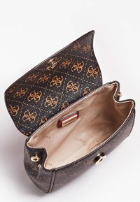 Borsa a tracolla marrone con motivo e dettagli dorati, caratterizzata da un'apertura superiore, esterno in pelle e fodera interna beige con lettering del marchio.