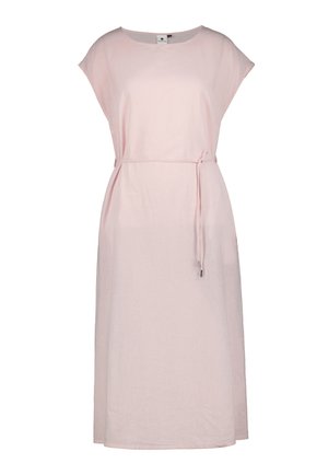 Vestido midi sin mangas de color rosa claro, con escote redondo y cinturón fino en la cintura, sobre un fondo blanco liso.