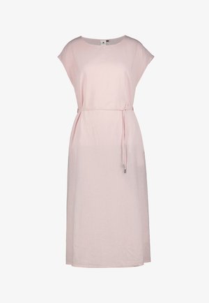 Lichtroze mouwloze midijurk met ronde halslijn en dunne tailleband op een effen witte achtergrond.