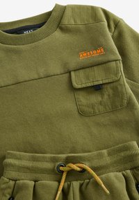 Next UTILITY  JOGGERS SET - REGULAR FIT - Træningssæt - khaki green