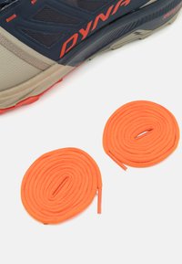 Herretreningssko med blå og beige overdel, med mesh-paneler og røde aksenter. Inkluderer to ruller med klare oransje skolisser.