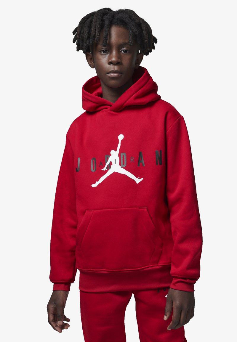 Roter Kapuzenpullover mit Fronttasche und weißem Jordan-Logo auf der Brust; kombiniert mit passenden roten Hosen. Weiche Textur, lässiges Design.