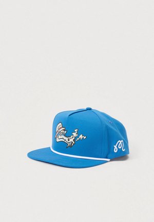 Blauw platbrim pet met cartoonwolf die een hoed draagt en rook uitblaast op de voorkant, witte piping boven de rand en witte geborduurde logo aan de zijkant.