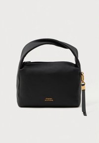 Melnas teksturētas ādas rokassoma ar plašu rokturi, zelta rāvējslēdzēja vilciņu un mazu zelta "Tommy Hilfiger" logotipu priekšpusē centrā.