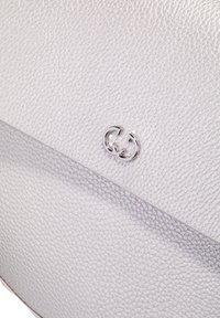 Borsa a tracolla bianca in pelle con finitura testurizzata, caratterizzata da un emblema logo in argento e una chiusura a patta.
