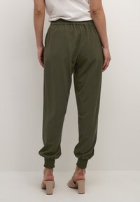 Cream Pantalones deportivos - green