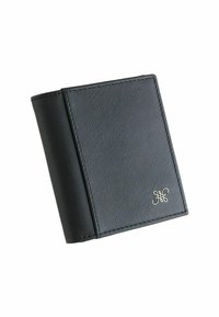 Schwarzes bi-fold Geldbörse mit strukturiertem Vorderteil, glattem Rücken und silbernem dekorativen Logo in der unteren rechten Ecke auf einem weißen Hintergrund.