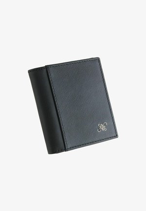 Czarny portfel bi-fold z teksturowanym przodem, gładką grzbietem i srebrnym dekoracyjnym logo w prawym dolnym rogu na białym tle.