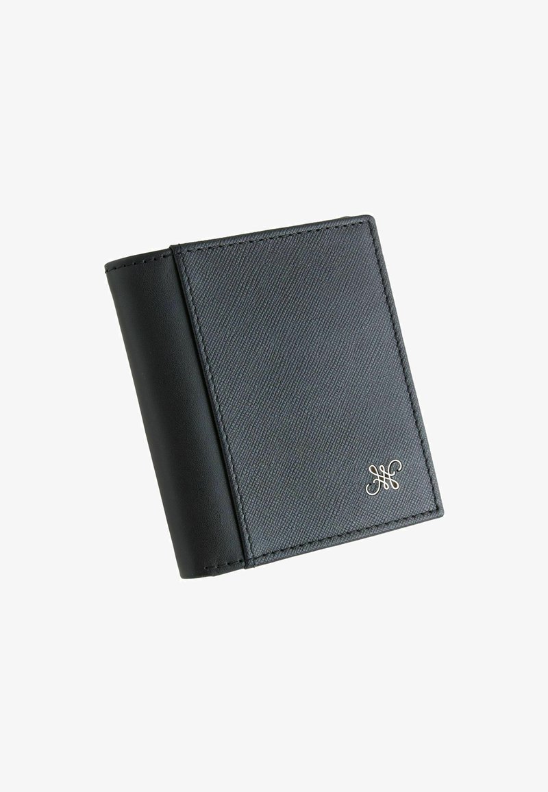 Czarny portfel bi-fold z teksturowanym przodem, gładką grzbietem i srebrnym dekoracyjnym logo w prawym dolnym rogu na białym tle.