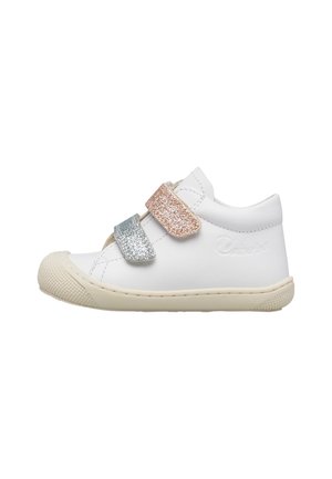Scarpa bianca per bambino piccolo con suola beige e due cinturini glitterati, uno color oro rosa e uno argento, che si chiudono sulla parte superiore.