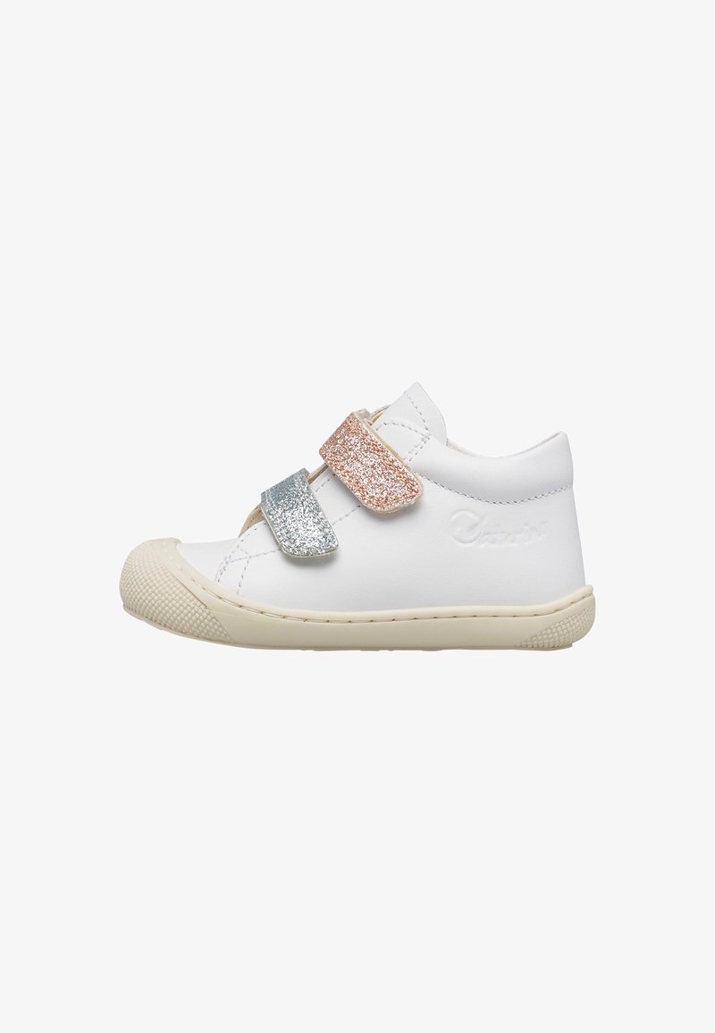 Chaussure pour tout-petit blanche avec semelle beige et deux brides scintillantes, une en or rose et une argentée, se fermant sur le dessus.