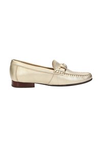 Gouden leren loafer met een lage gestapelde hak, decoratieve gespdetails en gestikte rand langs de neus. Luxe textuur, ronde vorm.