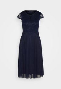 Robe bleu marine avec manches courtes en dentelle, corsage en dentelle avec détail œillet et jupe midi plissée en chiffon.