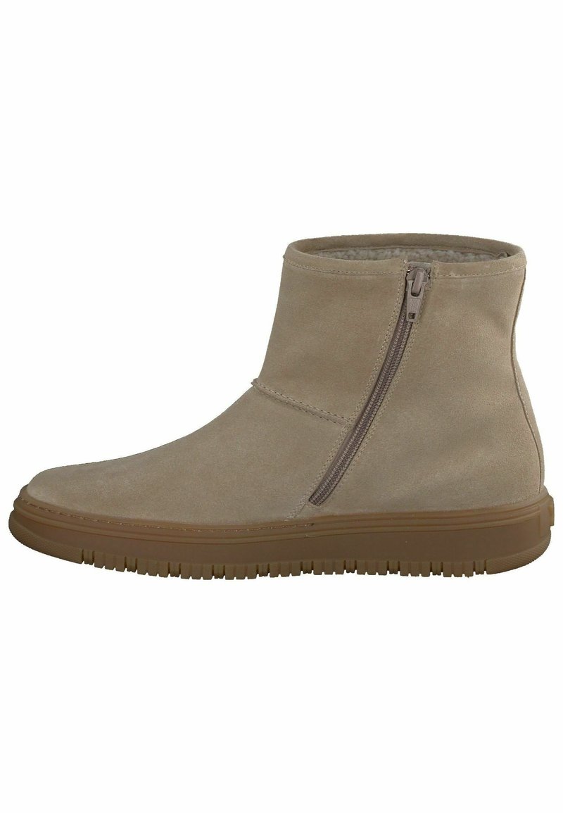 Botines de ante beige con cremallera lateral, forro suave y suela de goma con ranuras verticales para mayor tracción.
