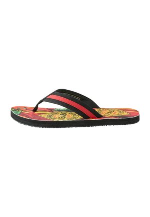 Schwarze und rote Flip-Flops mit farbig bedruckter Fußsohle, die ein grafisches Design und gebrandeten Text auf weißem Hintergrund zeigen.