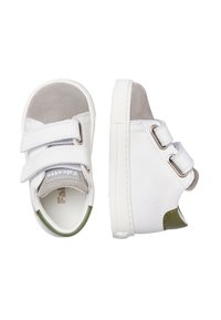 Weiße Ledersneaker mit einer grauen Wildleder-Zehenkappe, grünem Absatzakzent und zwei verstellbaren Klettverschlüssen. Flache weiße Gummisohle.