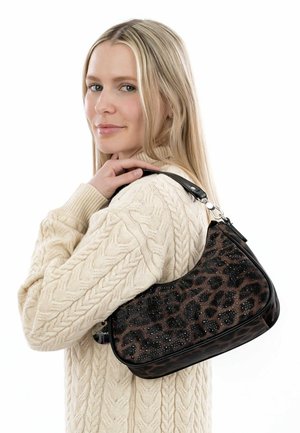 Sac à main imprimé léopard avec une surface texturée, des détails en cuir noir et des clous décoratifs. Forme incurvée avec une bandoulière.