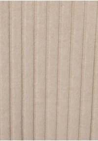 Tissu beige tricoté avec un motif côtelé vertical créant des rayures alternées en relief et plates.