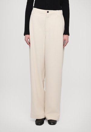 Wijduitlopende broek in crèmekleurige stof, met een knoopsluiting, riemlussen en zijzakken. Glad oppervlak met een getailleerde pasvorm.