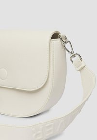 Weiße Kunstleder-Crossbody-Tasche mit abgerundetem Design, Klappenverschluss und abnehmbarem Tragegurt mit geprägter Schrift. Akzente aus silbernem Metall.