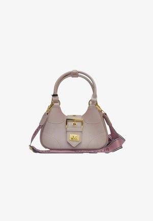 Borsa rosa chiaro con manici arrotondati, fibbia dorata e logo, e tracolla rosa staccabile con testo nero e rosso.