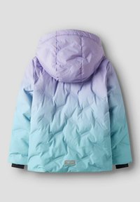 Polstret jakke i gradient nuancer fra lavendel til teal, med hætte og tekstureret stof med en glat overflade. Sorte manchetter ved ærmerne.