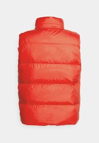 Rote gesteppte Weste mit hohem Kragen, ausgestattet mit einer gesteppeten Textur und vertikalen Nähten. Glatte Oberfläche ohne sichtbare Beschläge oder Akzente.